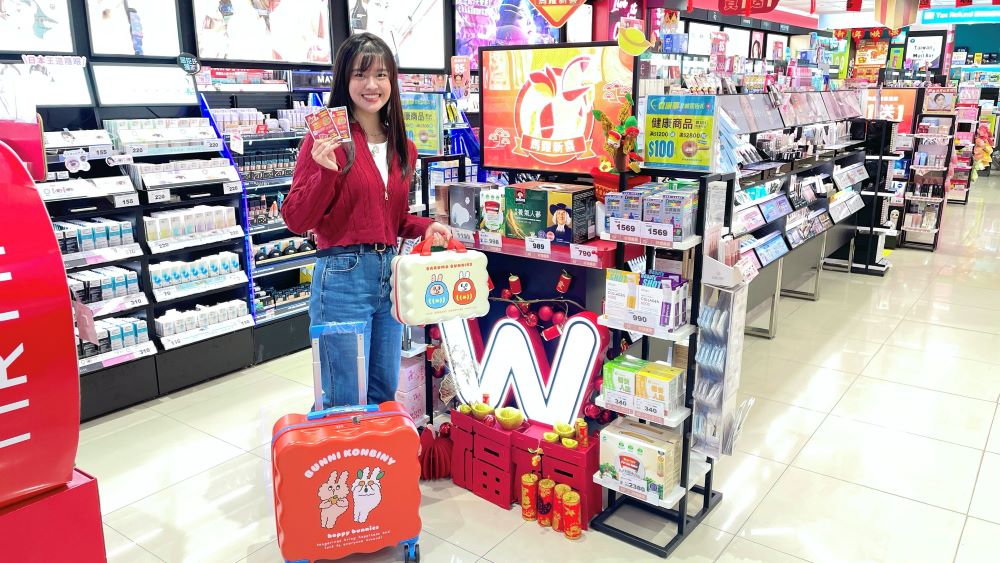 【新聞照片4】即日起，至屈臣氏消費就送 $18 發財金，滿 $688 再加碼好運 FUN 馬來刮刮卡，更有限量超值「神馬都有福箱」販售中。