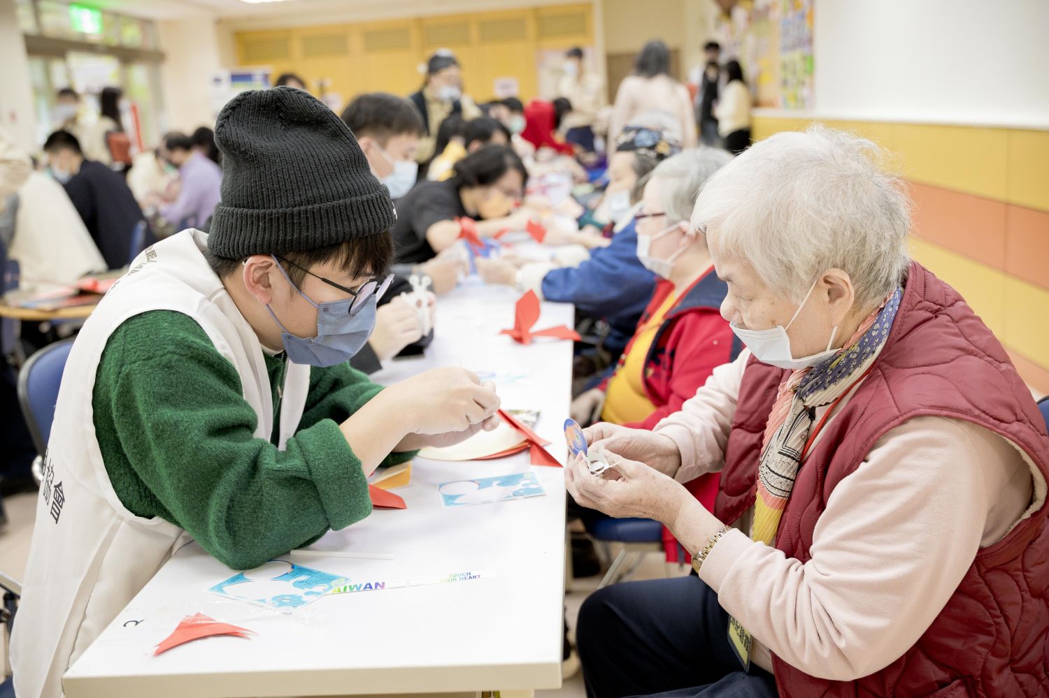 寒冬歲末送暖迎新春！新北替代役攜手志工走入安養中心陪伴長者｜生活｜日享傳媒 SunRiseSharing