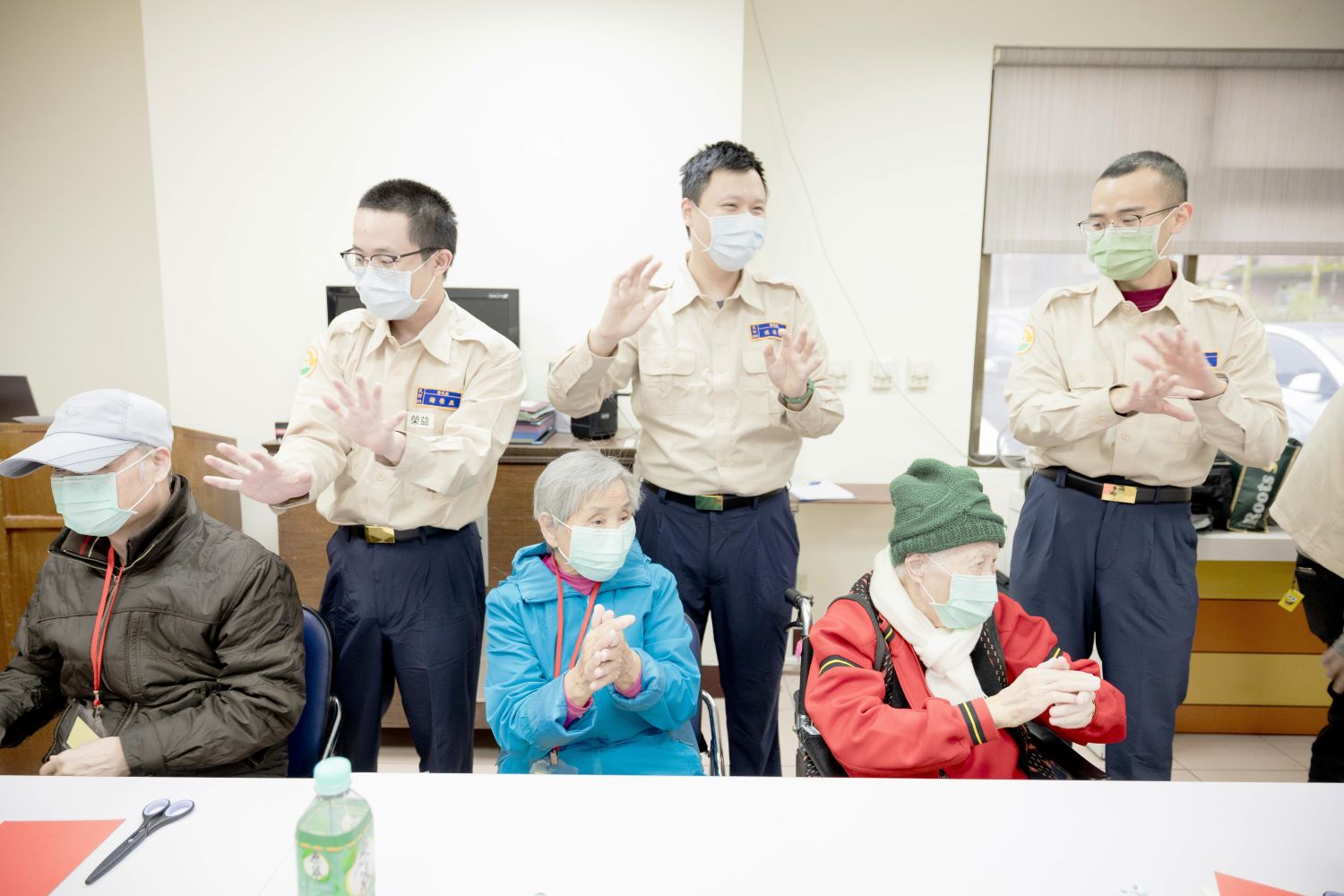 役男們透過帶動唱等活動與長輩們一起動動身、動動腦、也動動心。