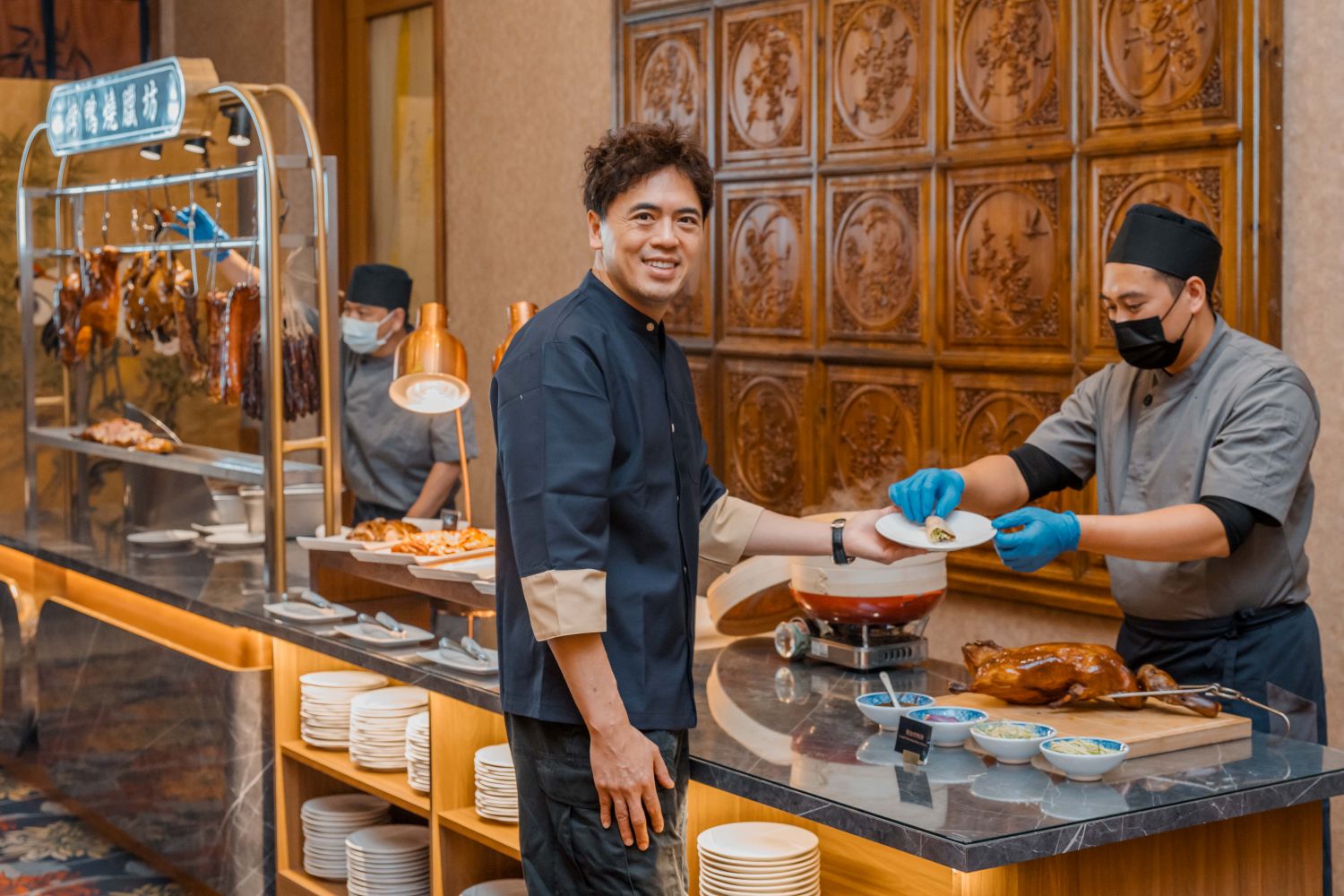 燒臘區供應現包鴨餅、廣式烤鴨、蜜汁叉燒與油雞