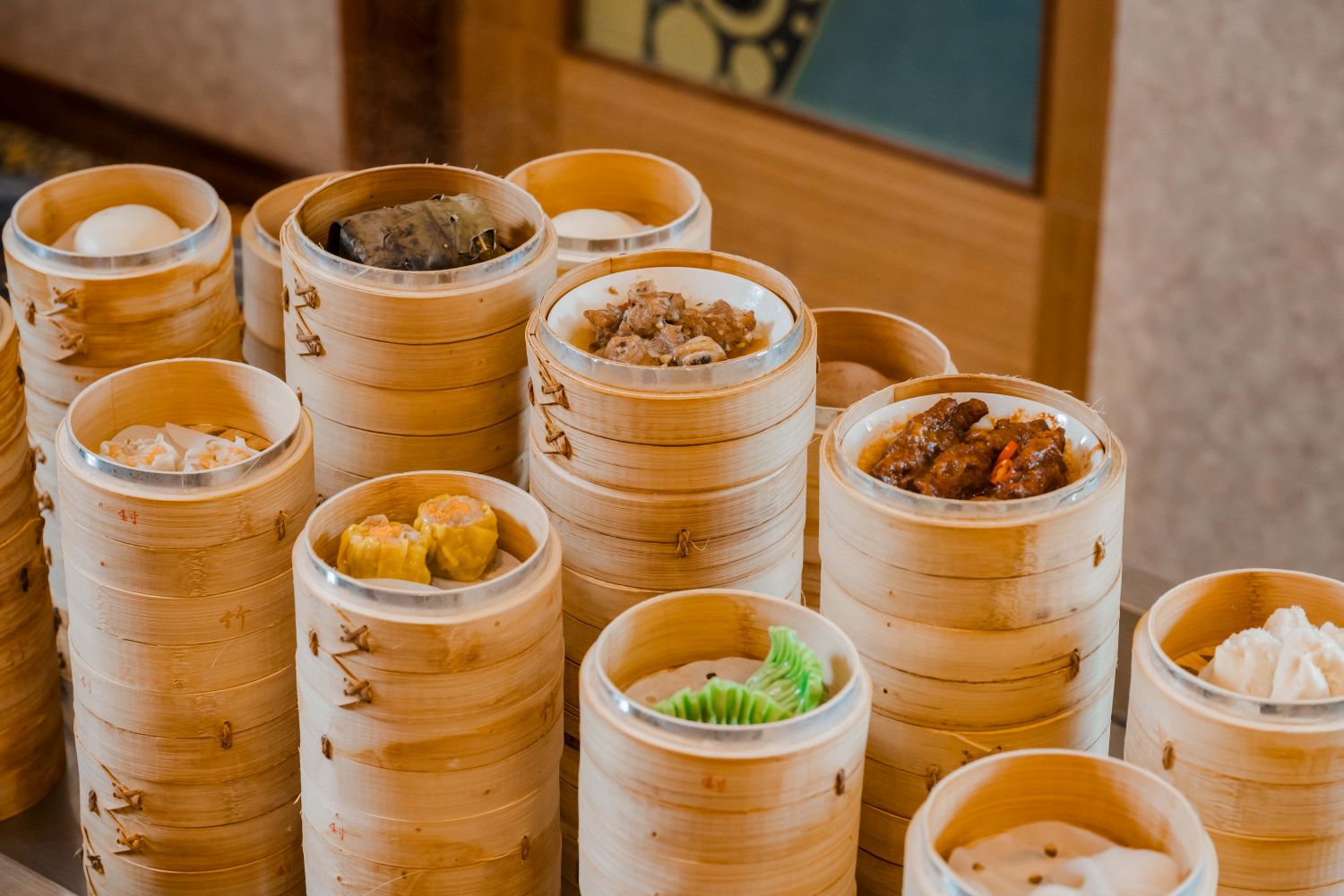 匯集多款經典港點，從鹹香入味的蠔油蒸鳳爪、豉汁蒸排骨，到皮薄餡鮮的手工小籠包，皆為桌邊不可錯過的人氣選擇