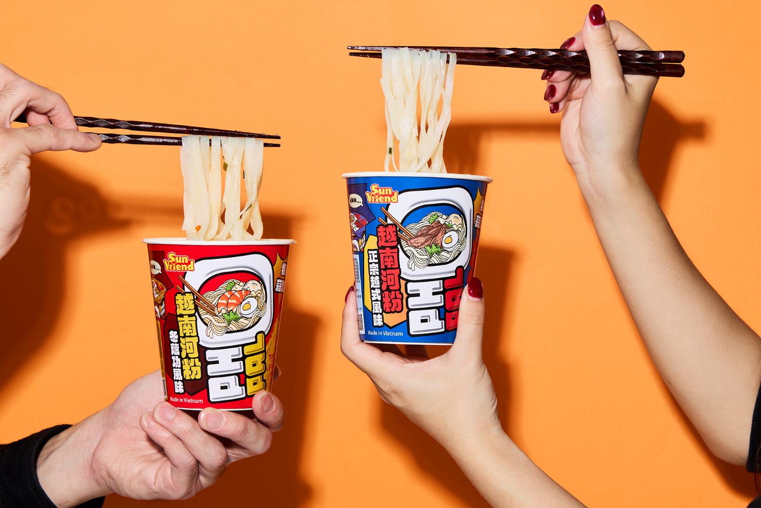 越友「牛肉風味河粉」及「冬蔭功風味河粉」越南製造，在地食材打造滑順河粉口感，清爽不油膩道地又便利的越式風味！（圖片來源：SUNFRIEND MOUTH提供）