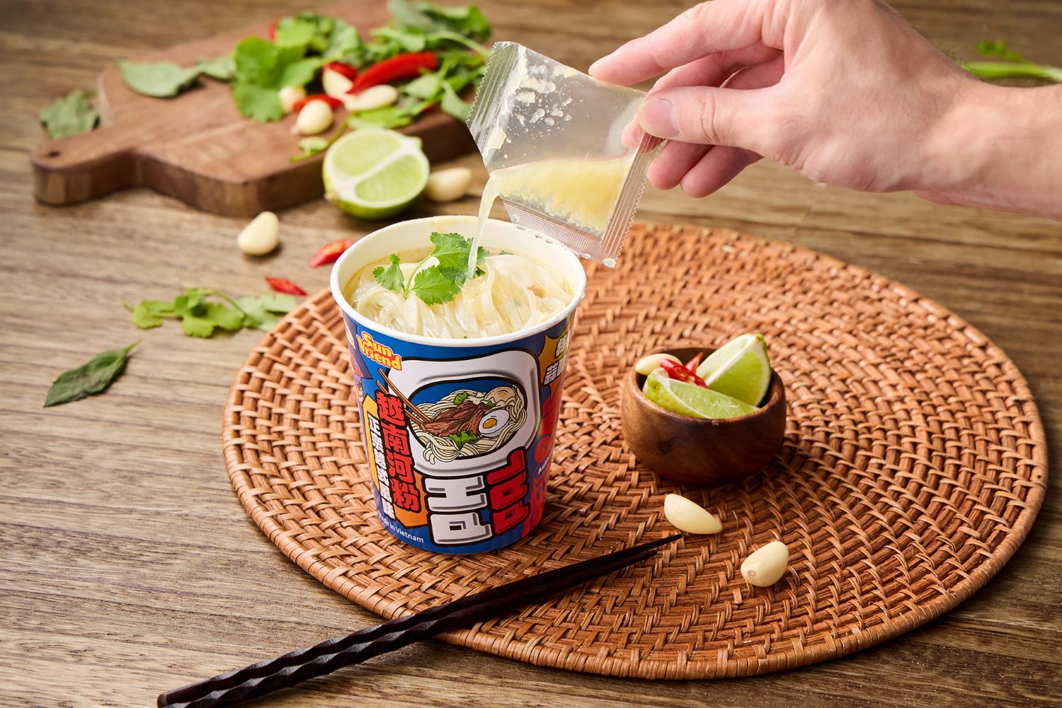 全新「牛肉風味河粉」及「冬蔭功風味河粉」附有「獨創蒜醋包」，可依喜好調整加入的蒜醋量，增添湯頭層次