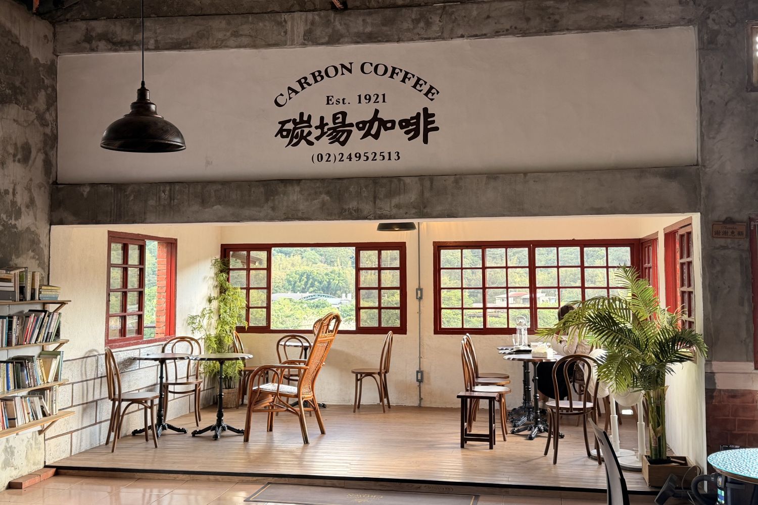 前身為選洗煤場,並被列為百大歷史建築之一的「碳場咖啡」,也透過空間環境優化,嶄新呈現產業記憶與現代生活的融合。