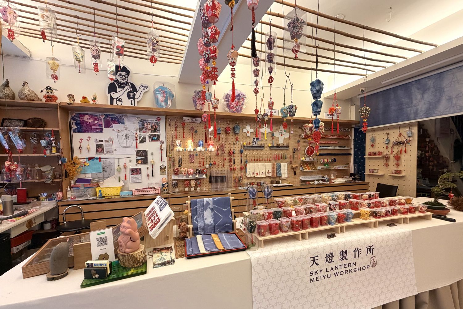 充滿職人對傳統工藝的用心與堅持的「美玉天燈製作所」,帶領大家瞭解天燈製作流程與手作細節,感受文化傳承的精神。