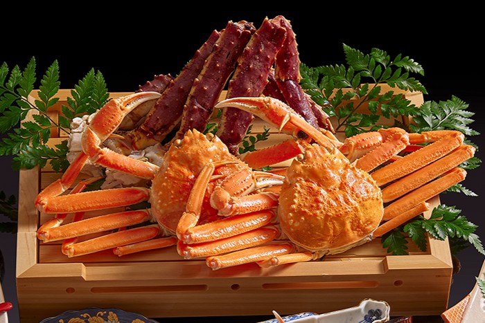 HAYASE的「日本蟹盡享會席」精選松葉蟹、鱈場蟹與毛蟹入饌，每位4,300元。