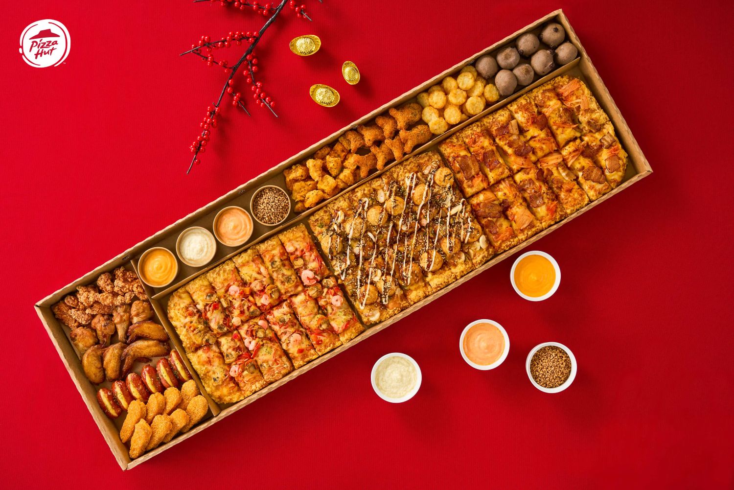 必勝客春節限定「一公尺派對盒 好運醬淋」澎派集結3款比薩×8款人氣副食×4款沾醬佐料，多種搭配越吃越涮嘴，一邊沾醬也一邊「沾沾喜氣」！