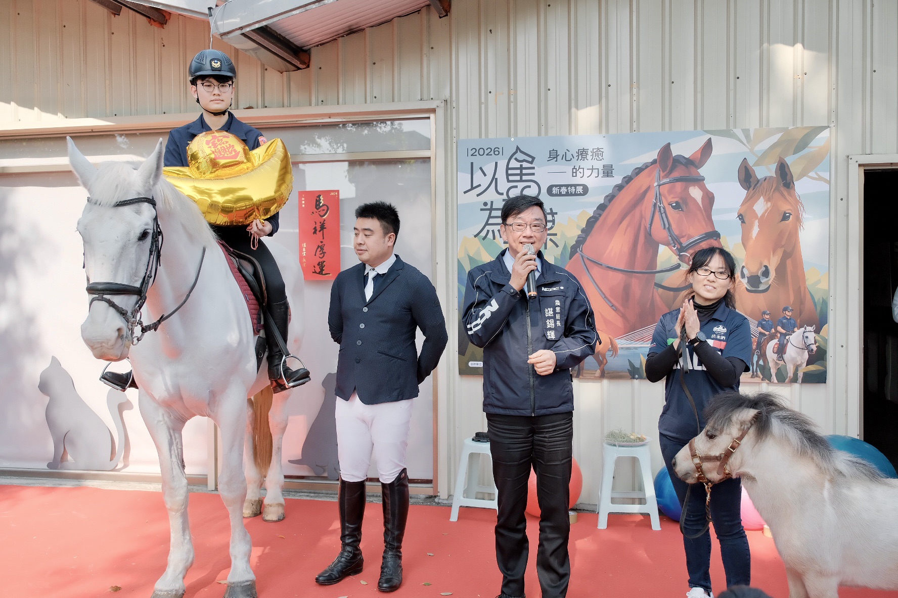 農業局局長諶錫輝介紹新北市14間馬場309匹馬，說明本市防疫作為