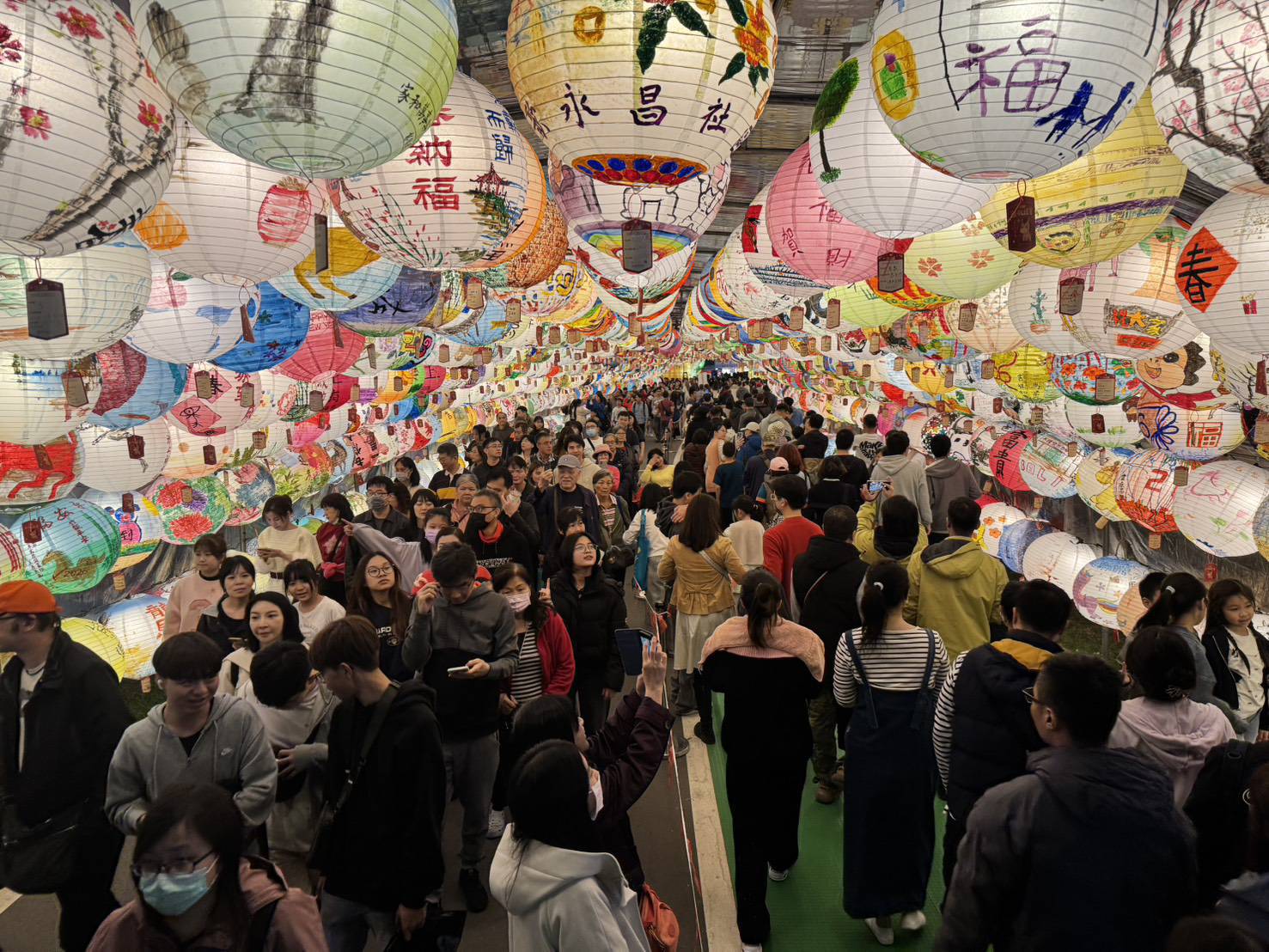 民眾穿梭於35米燈廊之中，彷彿走入光與色交織的畫卷。