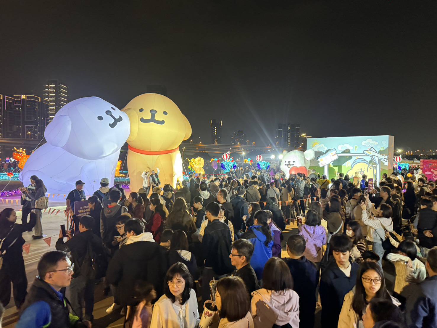 線條小狗燈飾造型可愛精緻，吸引民眾拍照留念。