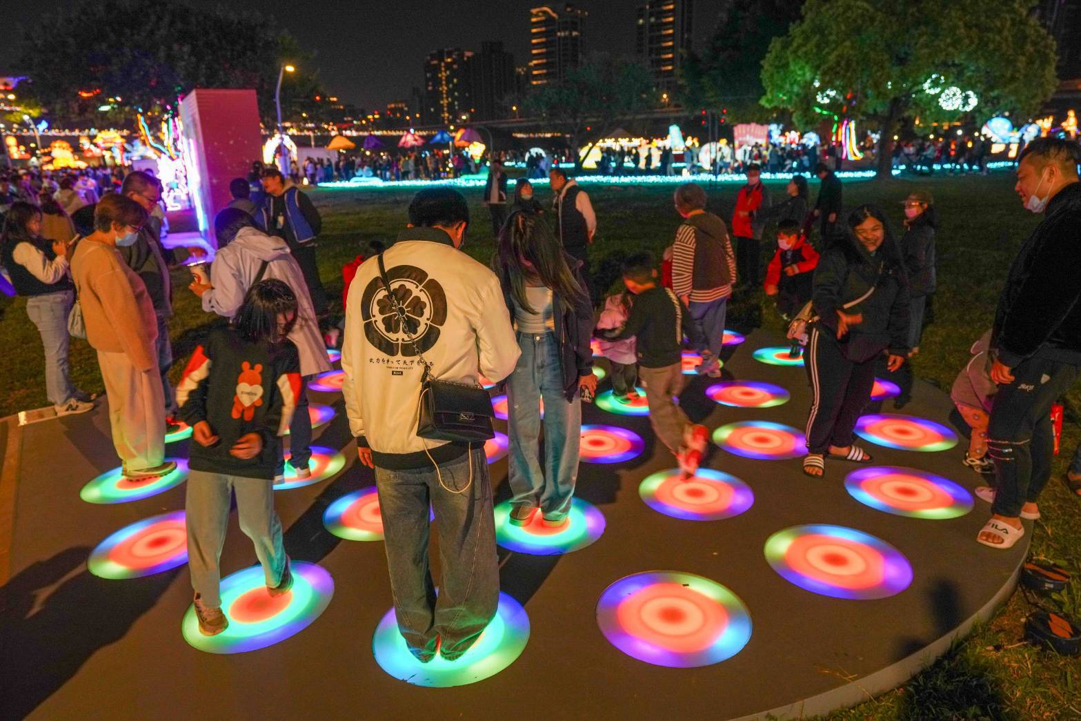 燈光隨著腳步閃耀變化，吸引親子族群排隊體驗。