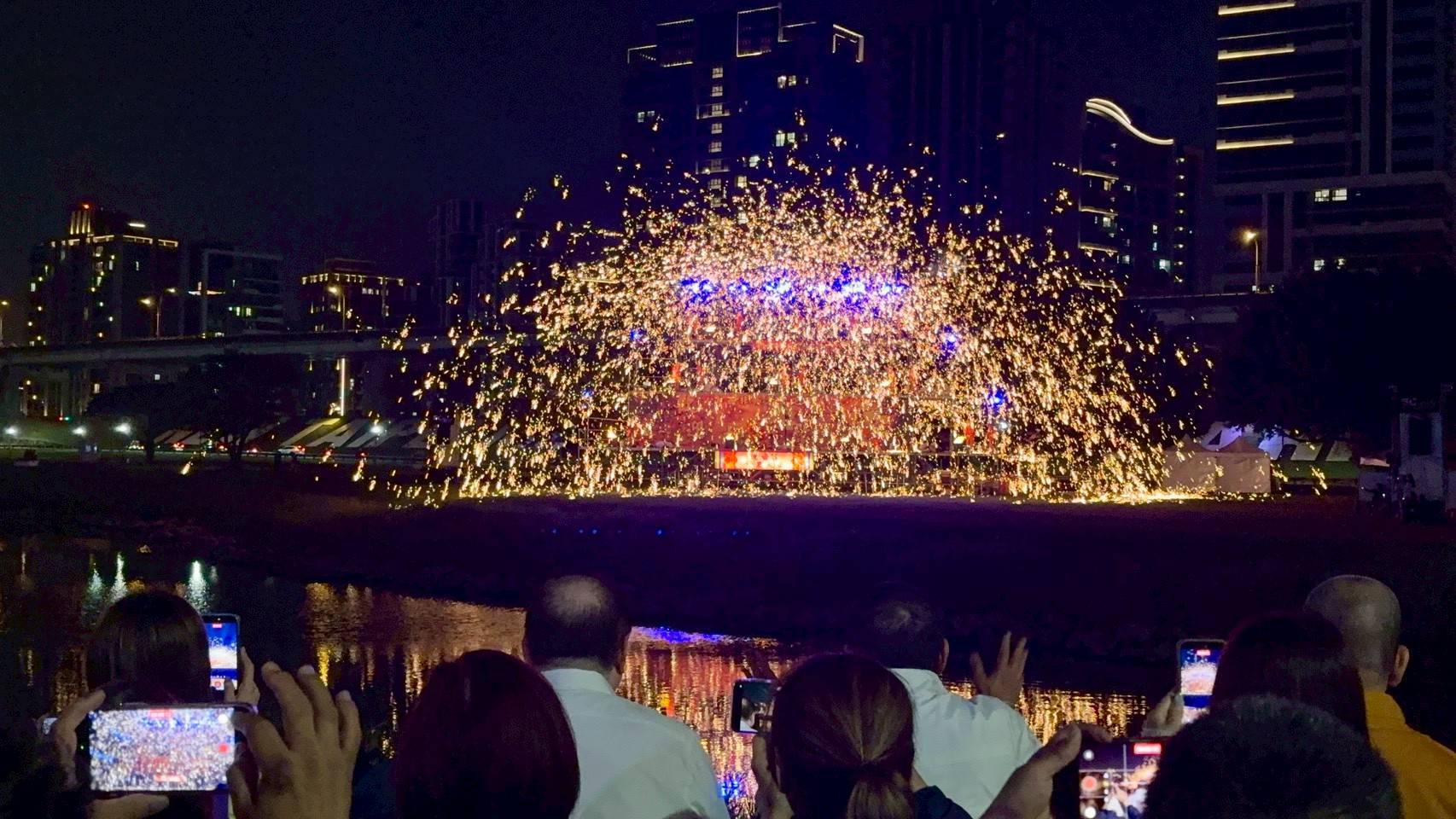 千年非遺鐵花秀與夜色交織成壯觀光景，跨越時空帶來震撼。