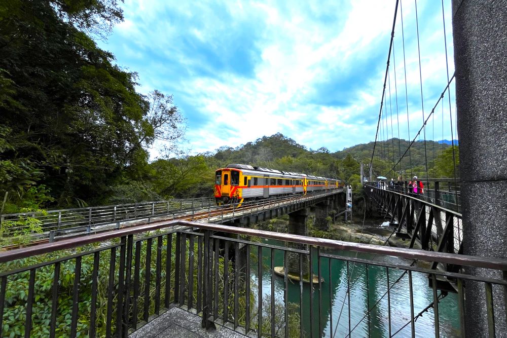 十分站周邊的觀瀑吊橋緊鄰鐵道路段,列車行駛而過形成的獨特景致,是旅途中不可錯過的必拍畫面。