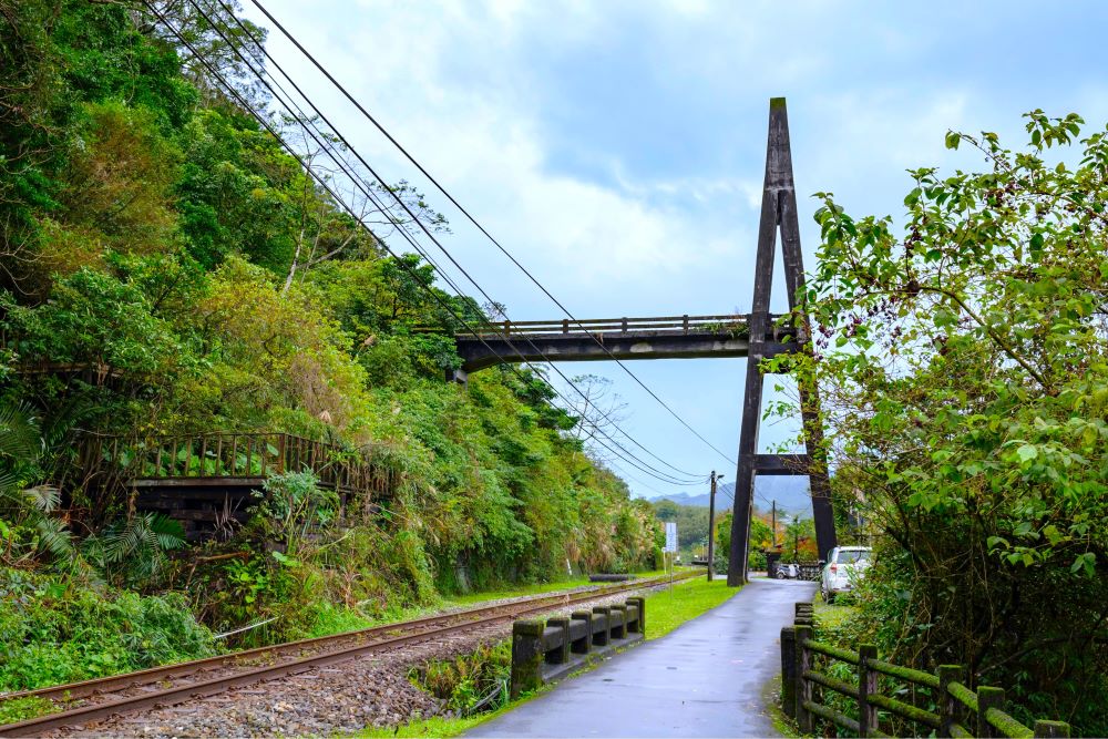 望古站下車沿著月臺旁小徑步行,可抵達慶和吊橋遺跡。