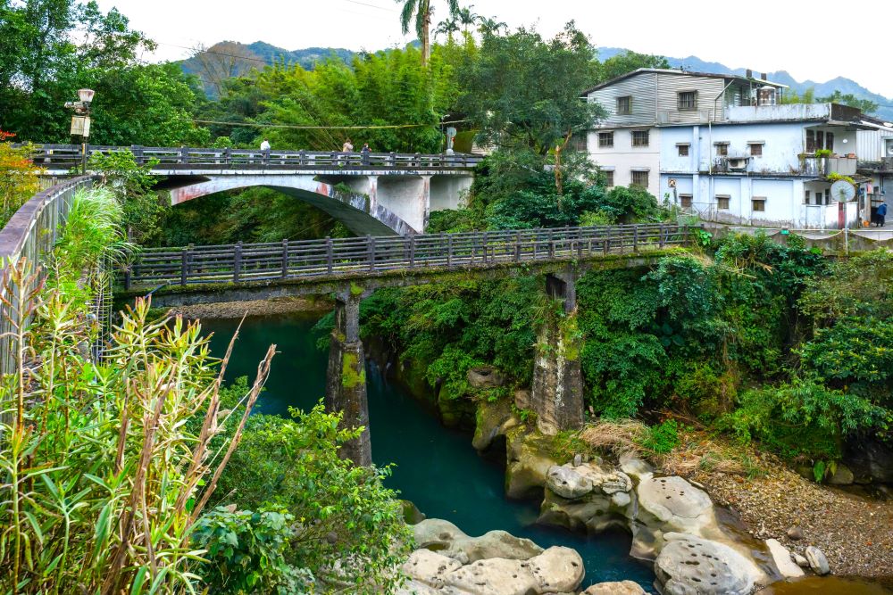 來到嶺腳站,可欣賞昔日作為聚落連通功能的嶺腳古橋,為旅程增添自然氣息與人文記憶探索趣味。