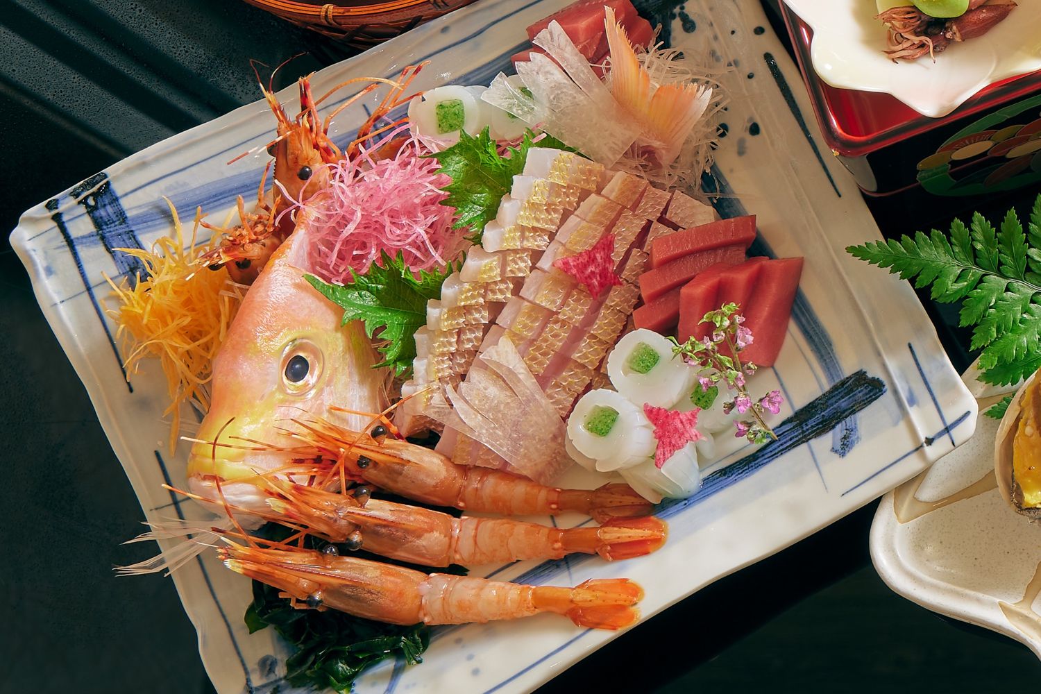  HAYASE的「和饗大皿盛－賞櫻之宴」刺身部分有當季真鯛、本鮪、牡丹蝦與烏賊翡翠卷。