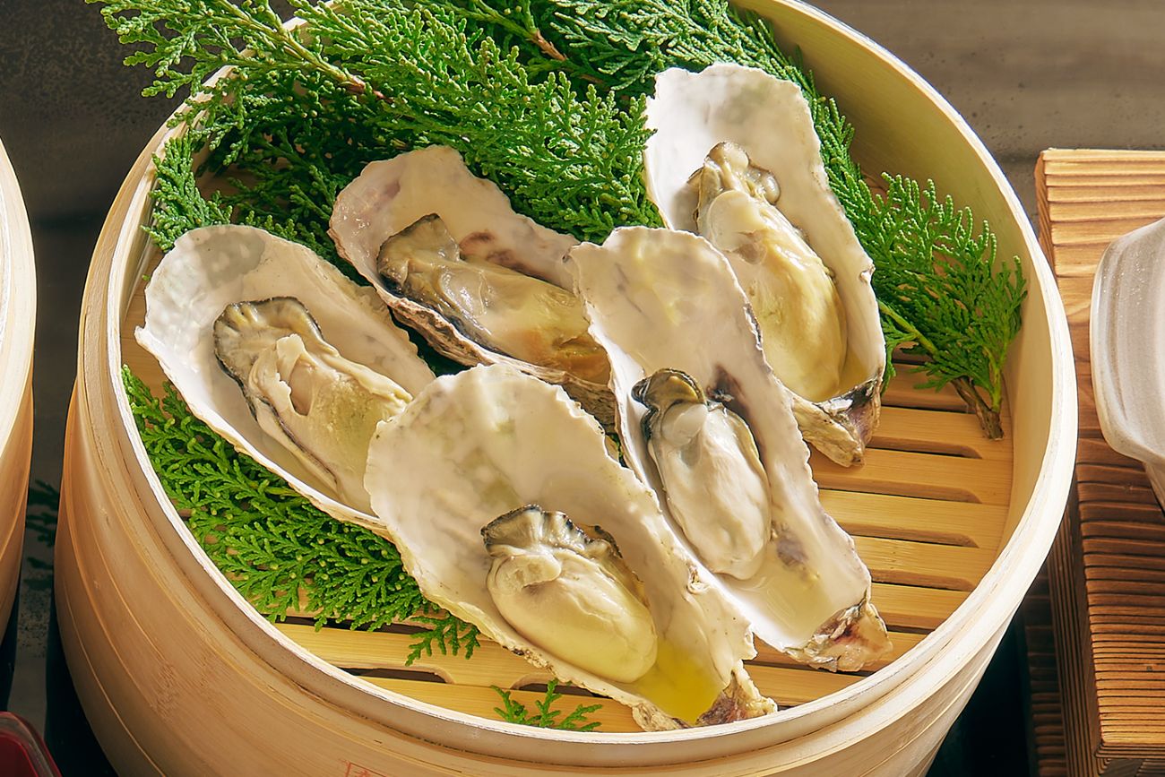 「和饗大皿盛－賞櫻之宴」的蒸籠料理集結日本各地人氣海陸食材，圖為宮城縣帶殼牡蠣蒸騰上桌。