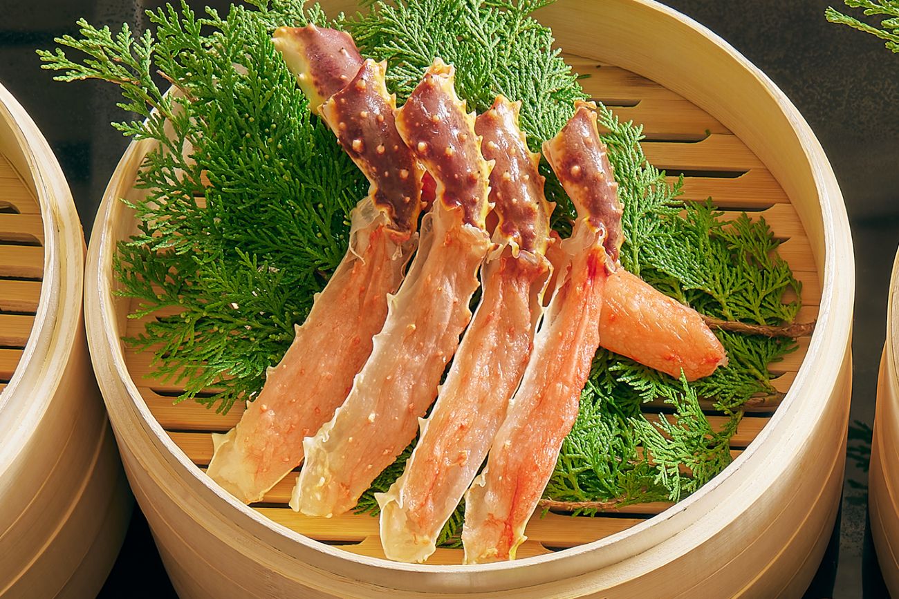 北海道鱈場蟹蒸騰上桌。