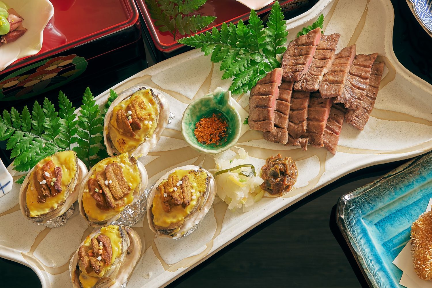 「和饗大皿盛－賞櫻之宴」主菜為燒物、煮物、油物三選二，燒物為HAYASE招牌厚切烤牛舌與炙燒鮑魚海膽。