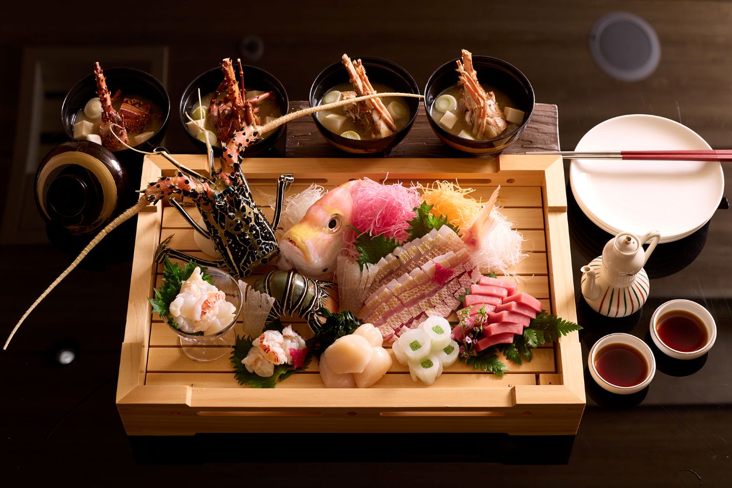 「和饗大皿盛－賞櫻之宴」可加價2,000元將刺身升級為伊勢龍蝦姿造。