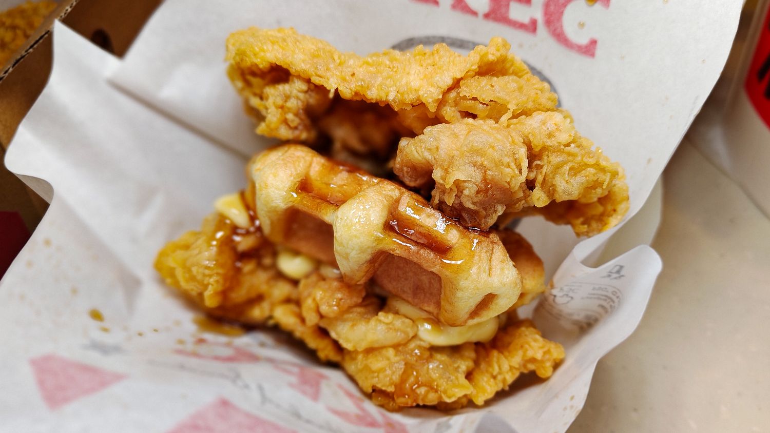 楓糖風味鬆餅咔啦肉霸堡