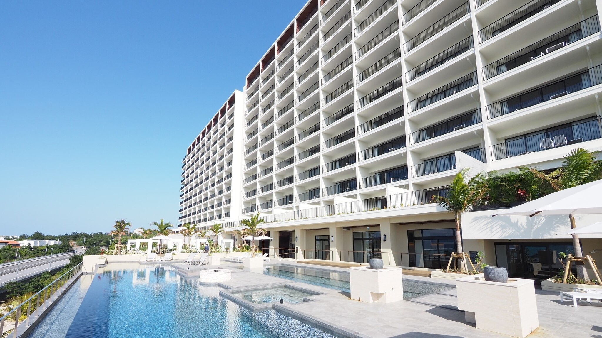 「Hiyori 海洋度假村 沖繩」以現代設計融合海島風情，在蔚藍海景環抱中呈現舒適雅緻的度假體驗_01