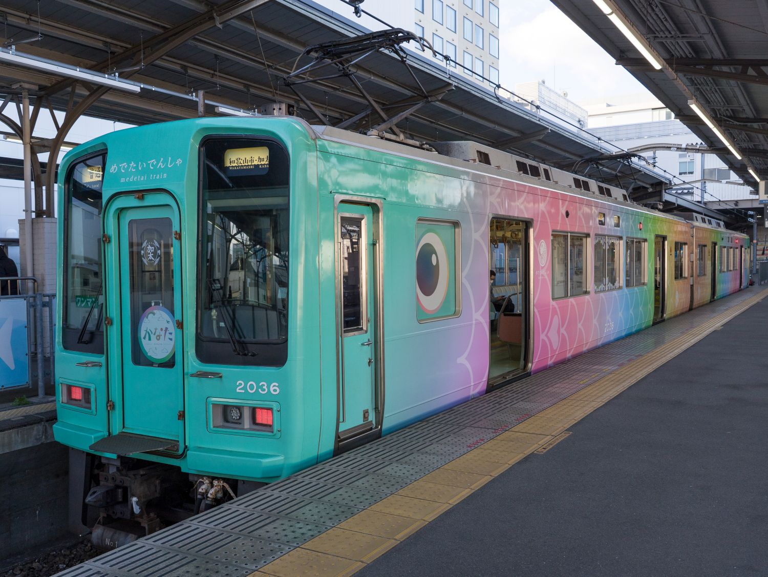 沿線亮點為5款造型各異的「吉慶鯛電車」