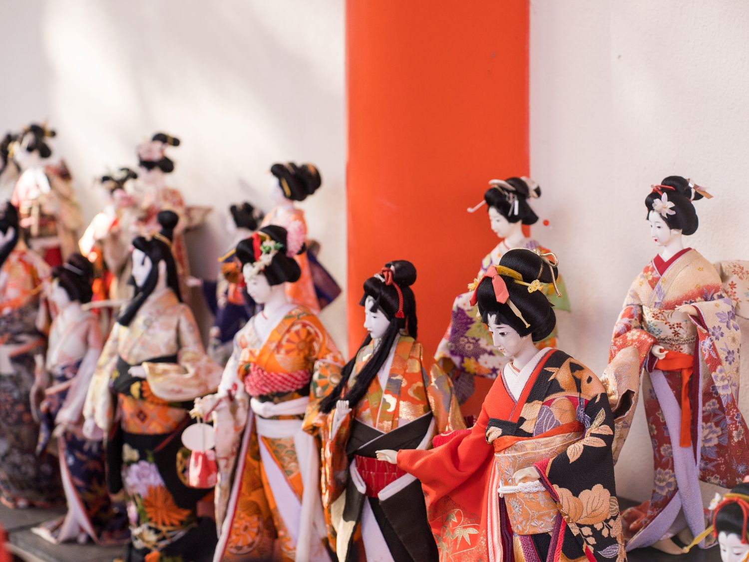 境內擺放大量娃娃，氛圍獨特