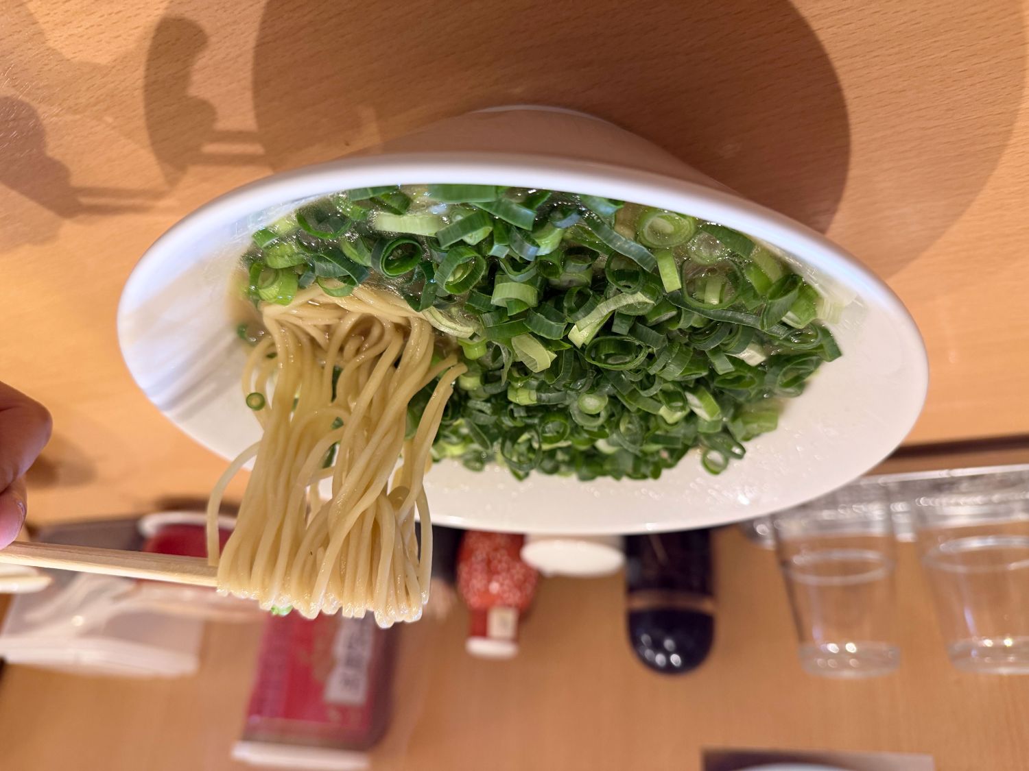 「まるイ 十二番丁店」是當地人氣拉麵店，主打正統和歌山風格的濃厚豚骨醬油湯頭