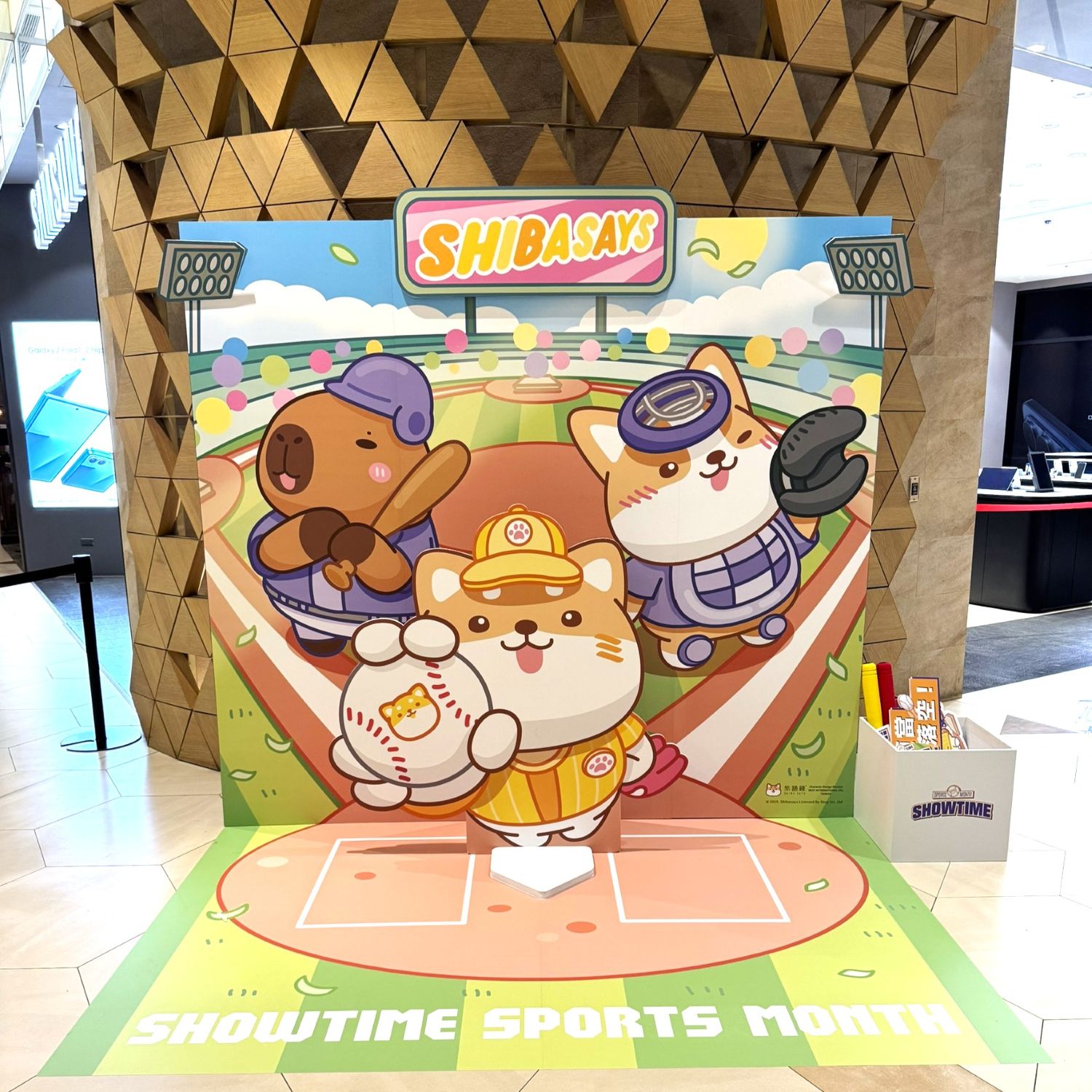 秀泰生活商場即日起推出「SHOWTIME 運動月」系列應援優惠與活動,聯手人氣 IP「柴語錄」打造專屬運動主題專區