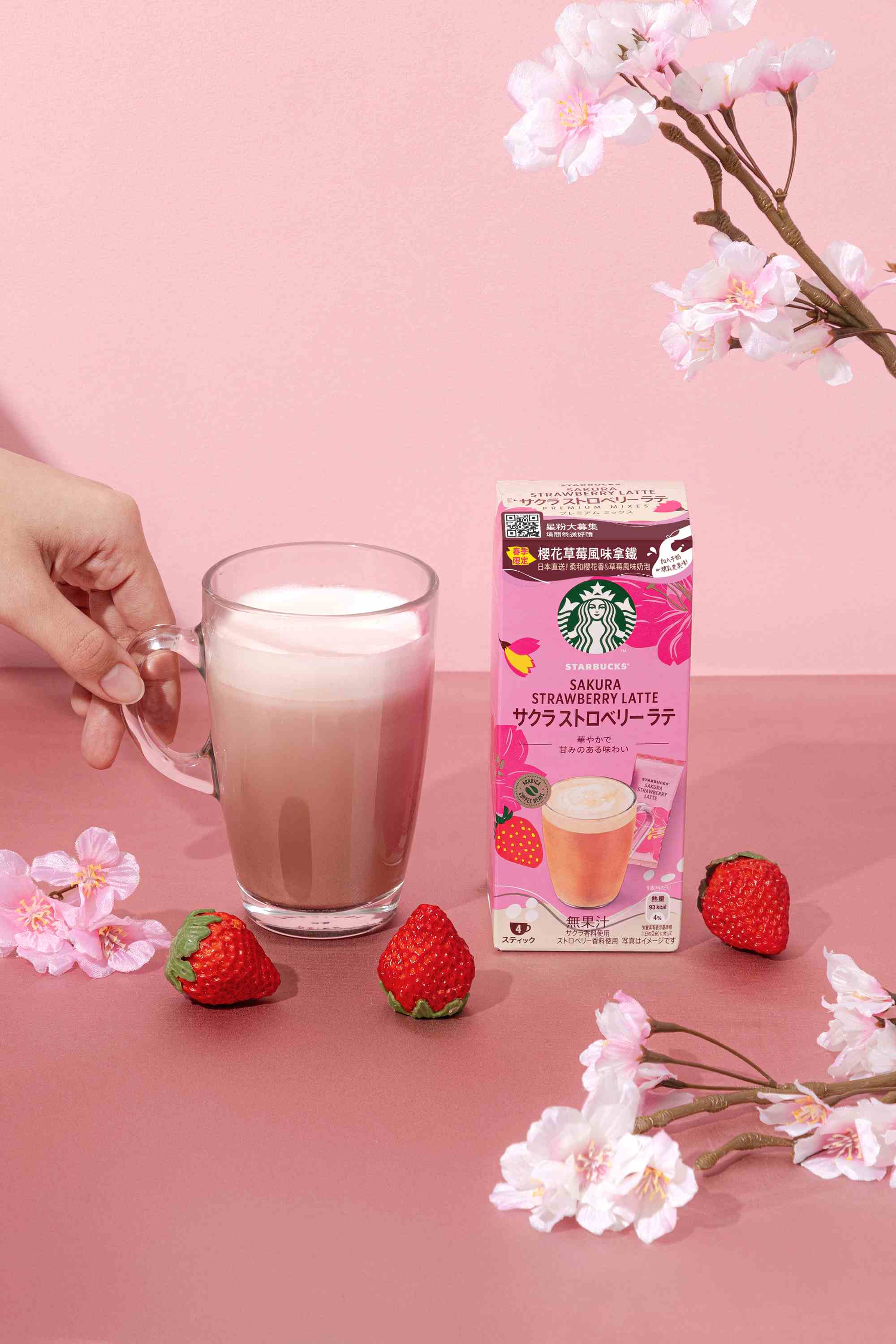 日本限定「櫻花草莓風味拿鐵」融合草莓香氣與滑順咖啡，呈現層次豐富的甜蜜風味體驗。