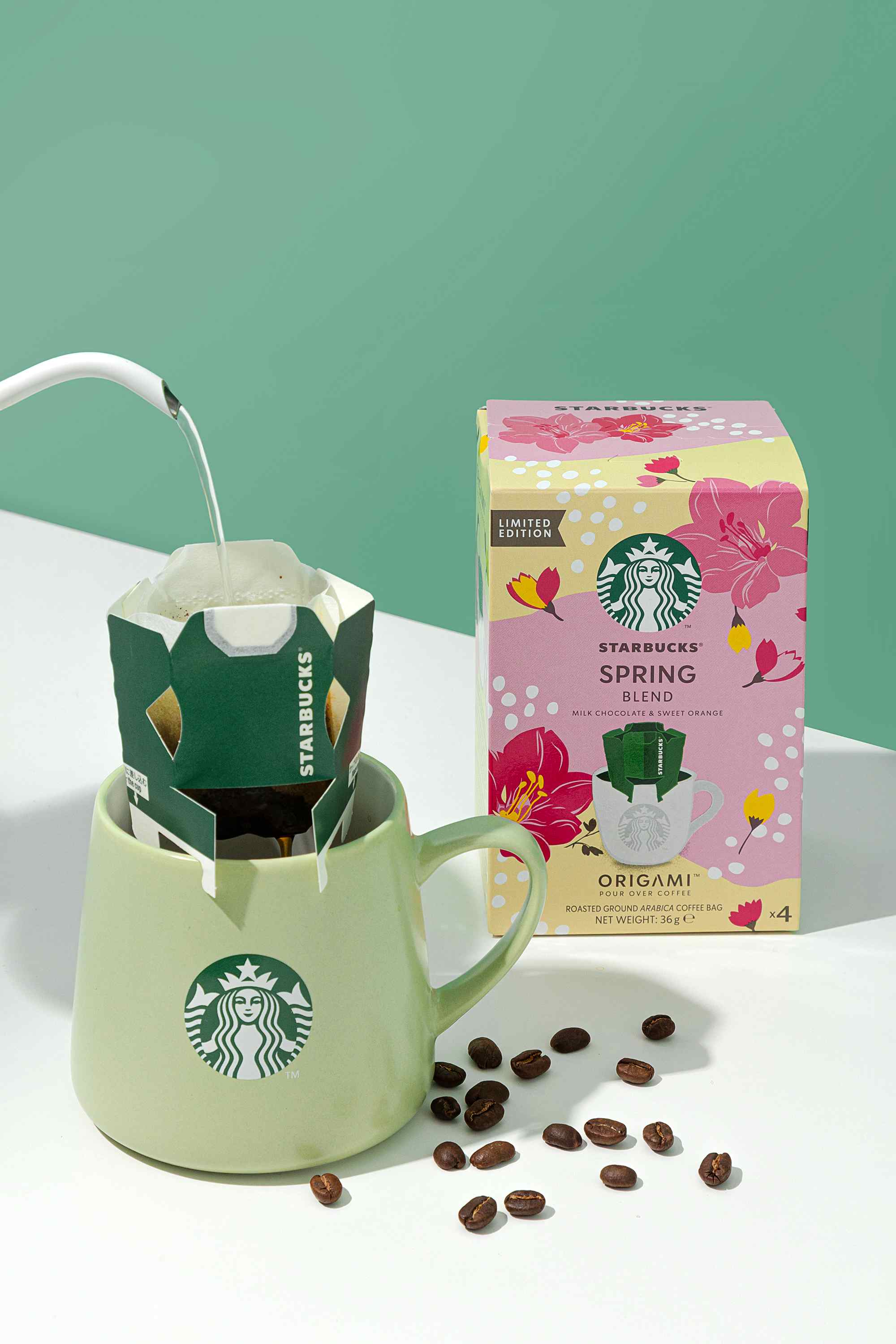「星巴克®Origami™ 手沖每日精選 春季綜合濾掛咖啡」傳承獨特日本摺紙工藝的皇冠濾袋設計，有助於提升萃取穩定度、不過度浸潤咖啡，完美保留純淨香醇風味。