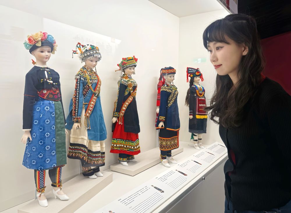 圖2「島嶼織縷」特展展出臺灣原住民族16族傳統服飾娃娃。