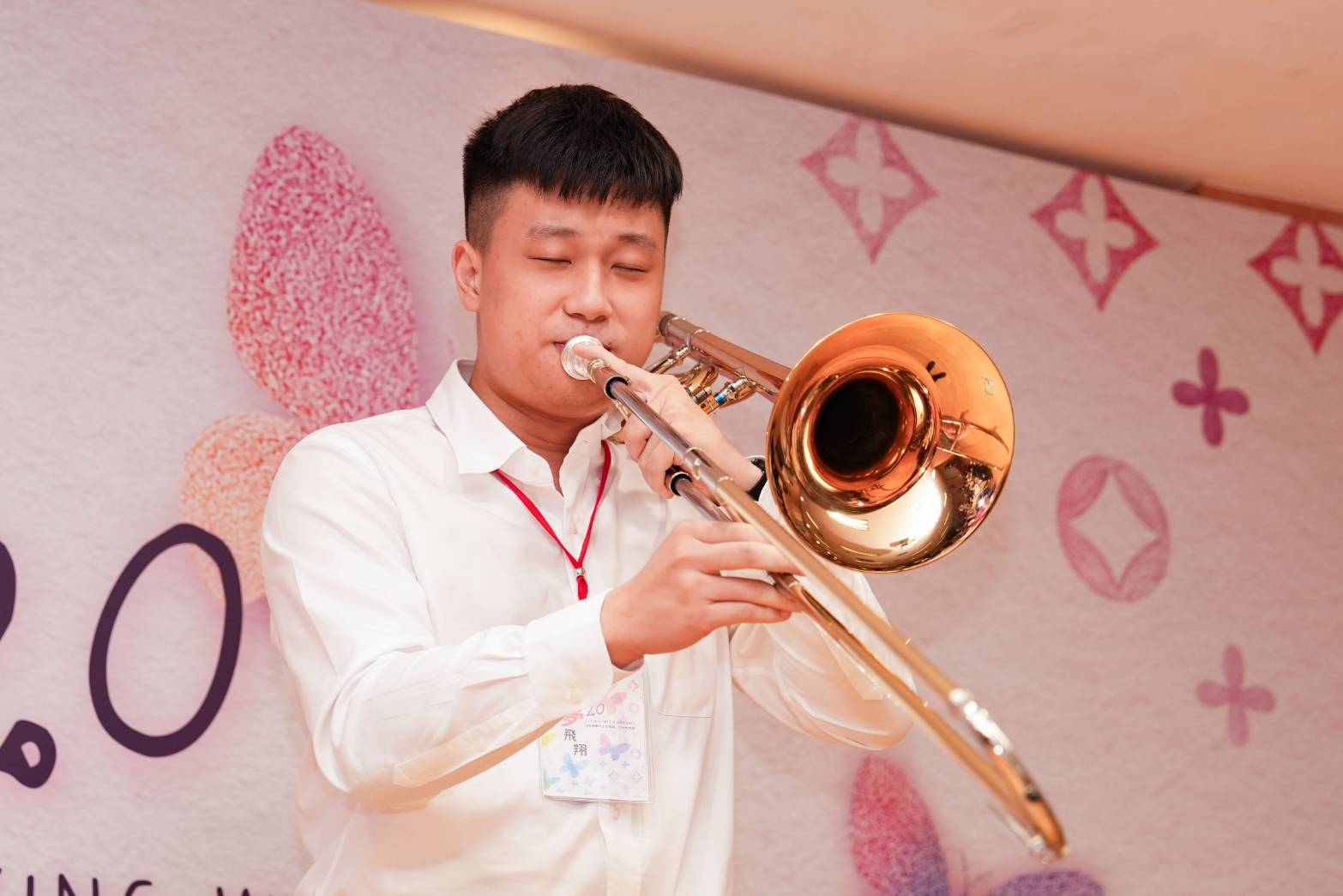 第15屆擁夢飛翔勇者學長陳致澔在新書發表會現身分享並展現才藝。