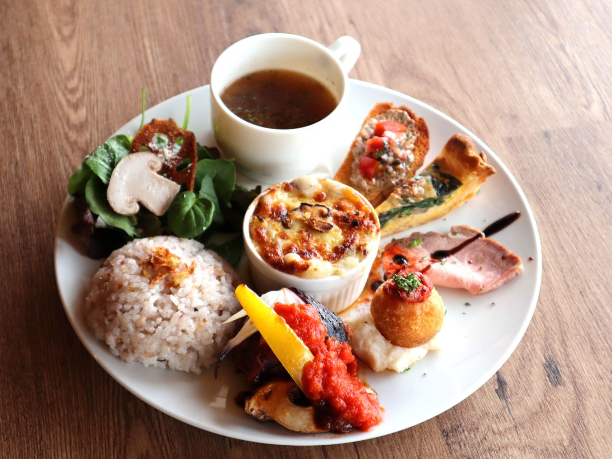 在「世羅菇園」直營餐廳mantenere Pino中，可以品嚐到使用當地香菇料理的披薩