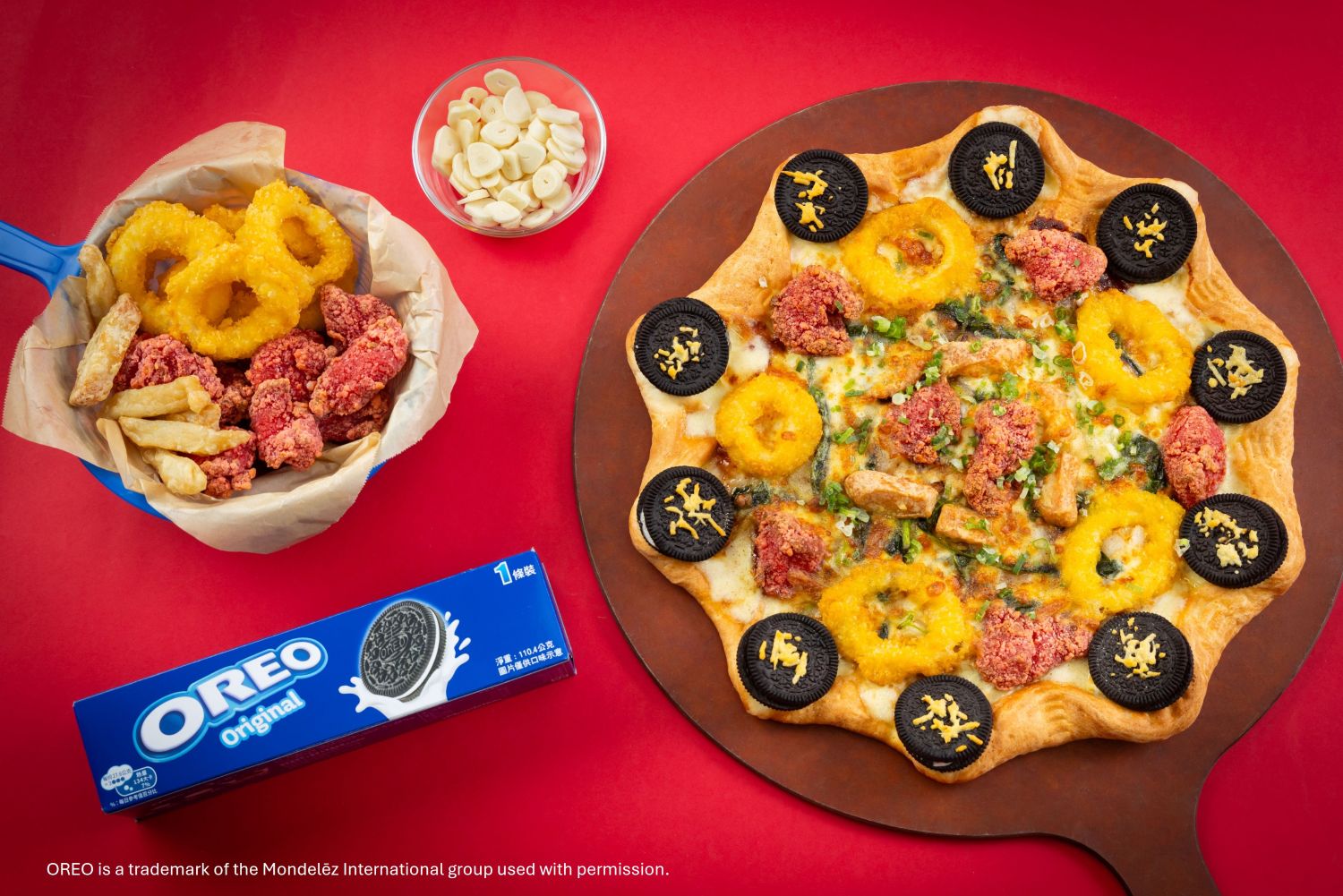 必勝客×OREO攜手推出「OREO餅乾台味鹹酥雞比薩」，獻上鋪滿整圈OREO的「黑脆可可起司餅皮」＋炸物神組合，讓你大口爽吃炸物的同時也滿足甜點胃！