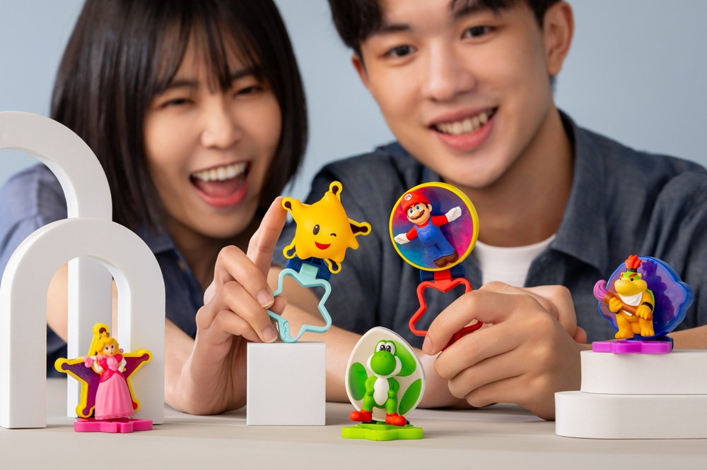 麥當勞攜手全球人氣 IP《超級瑪利歐》以「無敵星」為設計靈感推出角色公仔,全套 12 款,連續三週,每週依序推出 4 款角色
