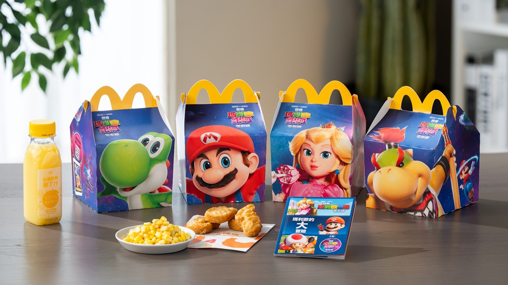麥當勞Happy Meal 自 4 月 1日起也限期換上《超級瑪利歐》主題包裝,集結瑪利歐、碧姬公主、耀西與庫巴 Jr.等經典角色,更同步推出限量《超級瑪利歐》主題讀本