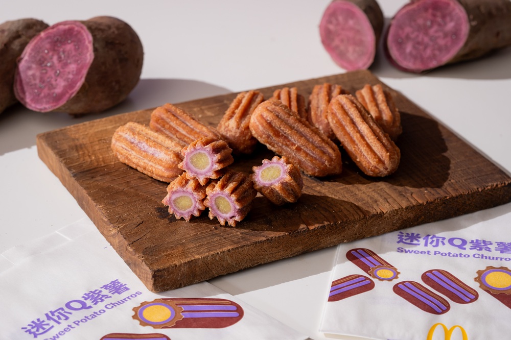 麥當勞「迷你 Q 紫薯」以台農 73 號紫玉地瓜打造酥脆齒輪外層,結合台農 57 號黃地瓜製成的綿密細緻內餡,口感層次豐富。