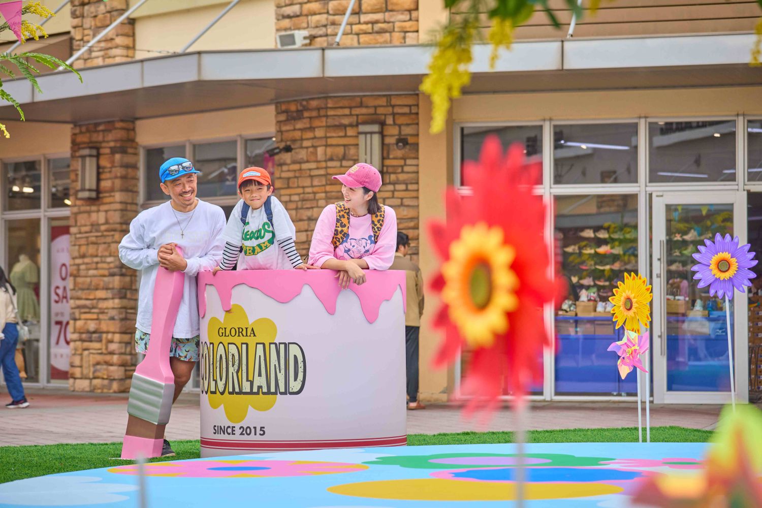 大小朋友都能化身小小藝術家,站進巨型油漆桶裡,盡情揮灑創意擺POSE,把童心無限放大!