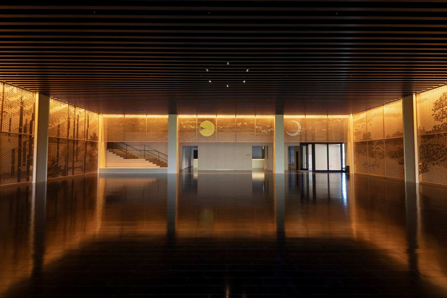 主大廳-作為「日本美學意識之縮影」，以及傳統技藝與自然景觀和諧共鳴的場域。最具代表性的，莫過於三面牆上高約4公尺的組子細工藝術作品「光風庭傳（こうふうていでん）」。