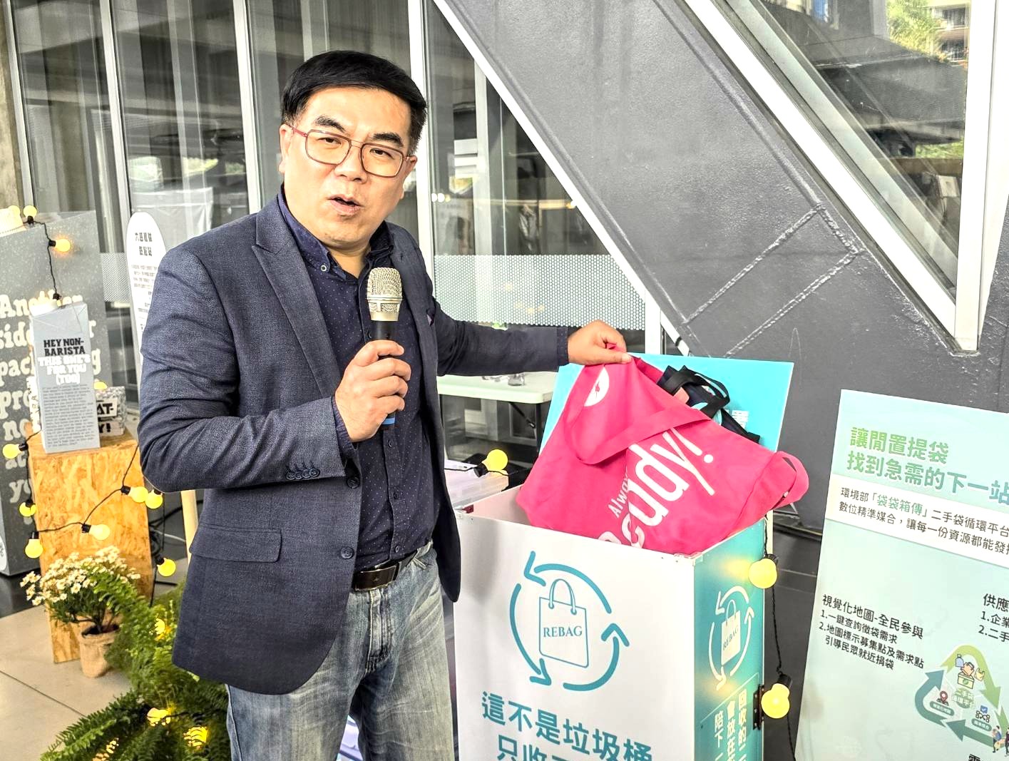 環境部部長彭啓明出席世界地球日亞洲無肉市集活動。他表示，無肉市集倡議物資循環再利用，與環境部積極推動的循環經濟政策理念不謀而合。