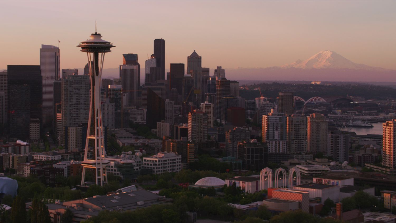 西雅圖天際線太空針塔與雷尼爾山交織剪影