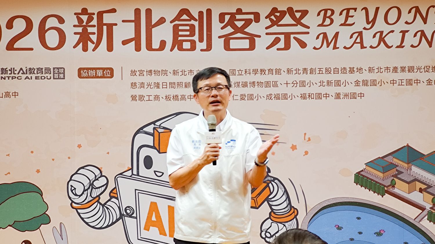 教育局長張明文表示，創客教育強調「實作」、「創意」、「整合」及「自學」的精神，正是AI時代孩子最需要具備的關鍵能力。