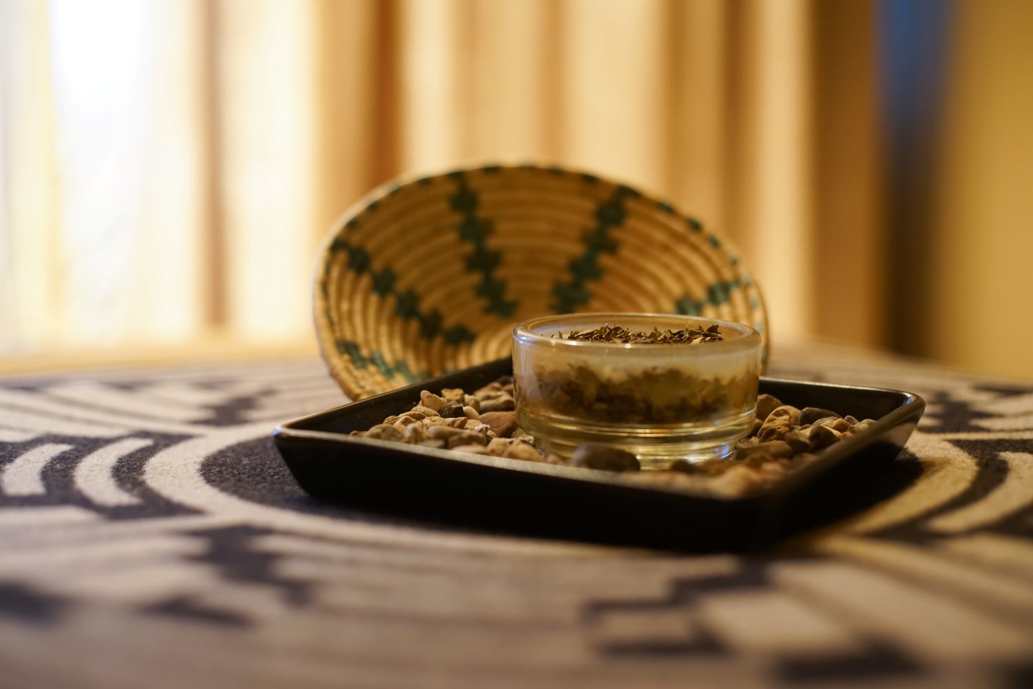 對當地部族具有重要療癒意義的Creosote bush雨後會散發獨特甜味，也見運用於芳療按摩