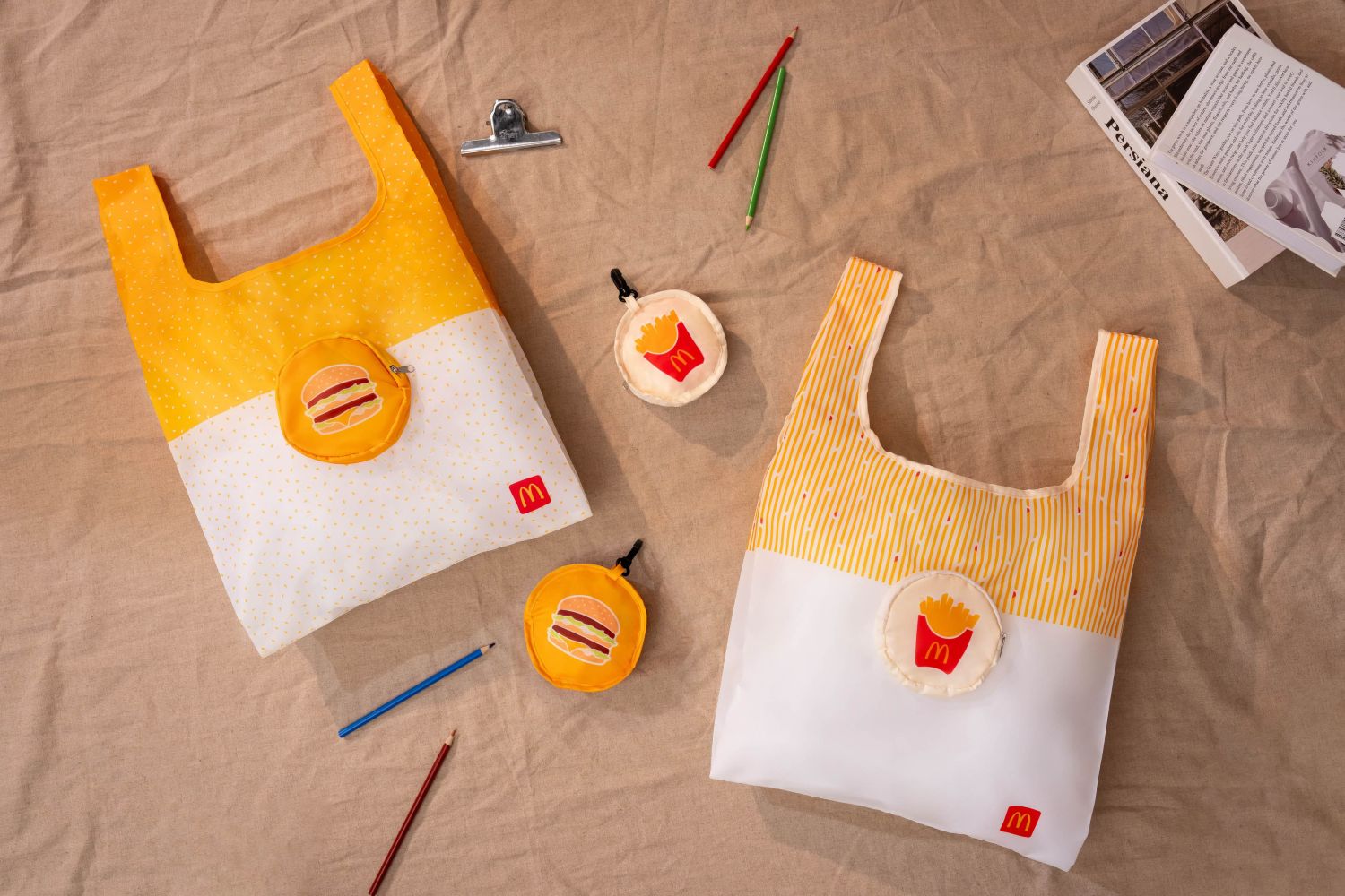 麥當勞「隨身輕巧購物袋」袋身100%採用rPET環保再生材質，雙面口袋搭配拉鏈及扣環，輕鬆收納，兼顧實用與永續