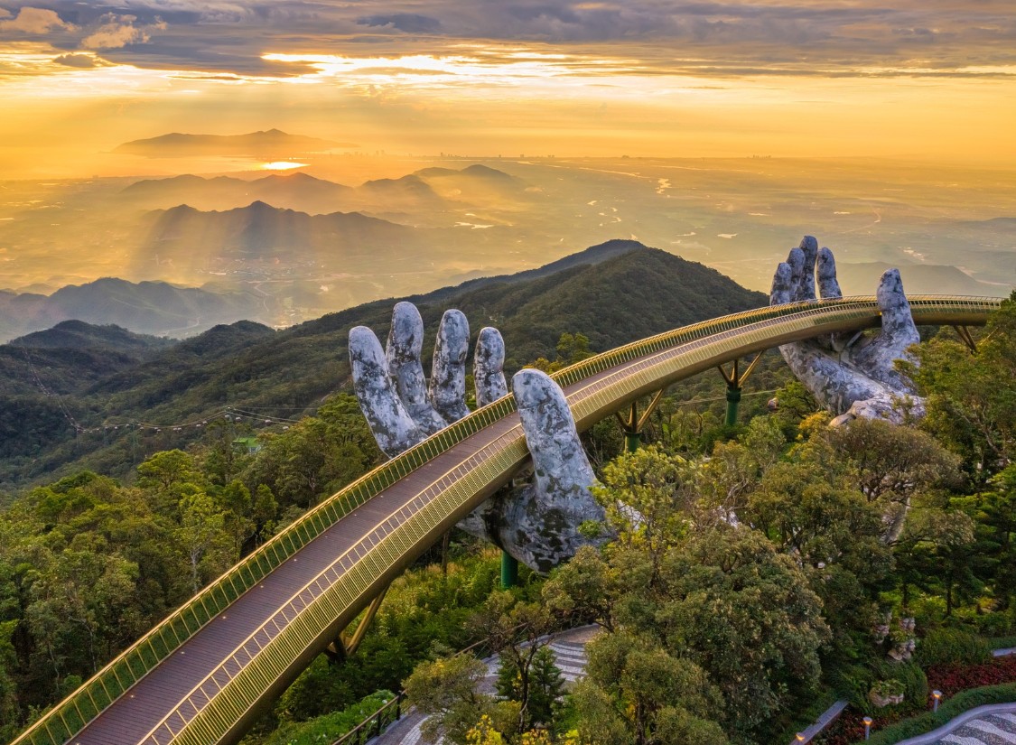 越南著名的佛手大橋，在雲霧繚繞間飽覽巴拿山絕美山景