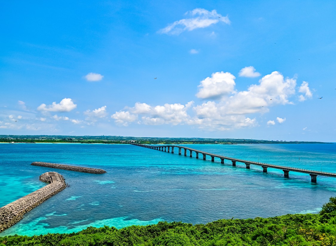 悠遊日本沖繩宮古島藍色海域，跨海大橋與翠綠海景交織療癒感