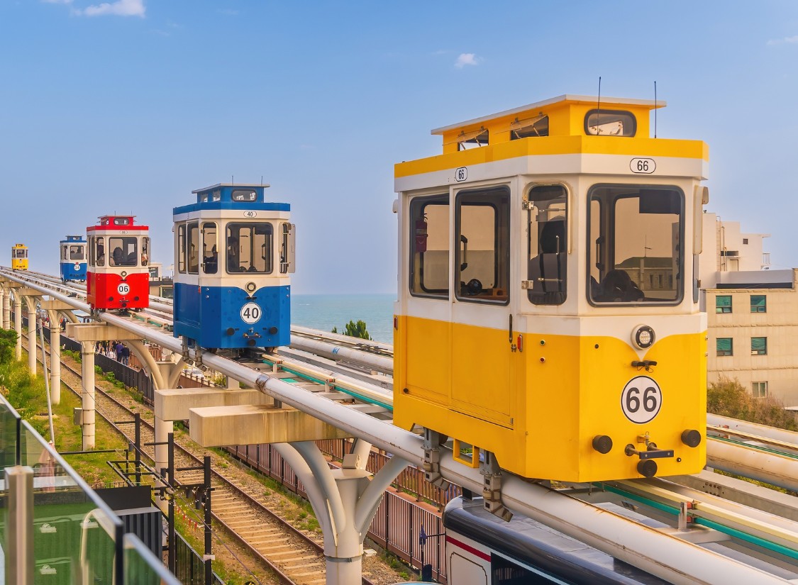 韓國釜山天空膠囊彩色車廂穿梭於海岸線，為最受歡迎的打卡點