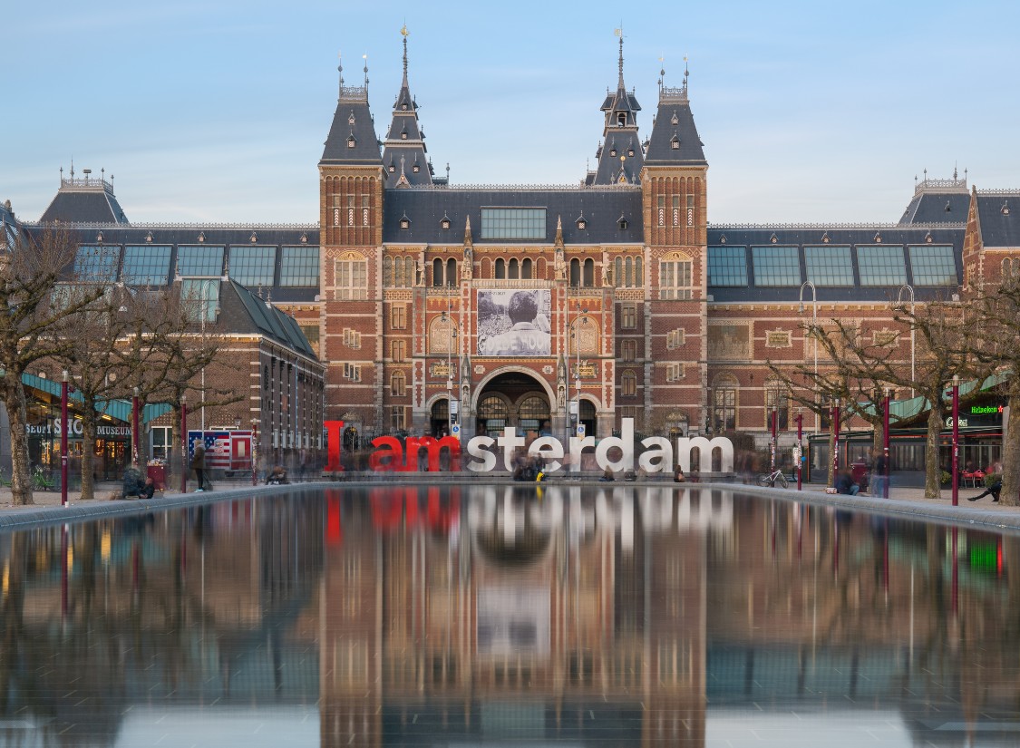 荷蘭阿姆斯特丹國立博物館前運河景致，映照歷史建築古典美